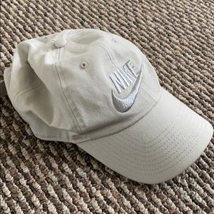 Nike women’s hat silver